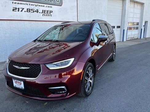 Used 2022 Chrysler Pacifica Limited image 4