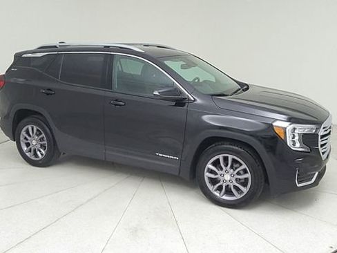 Used 2024 GMC Terrain SLT image 3