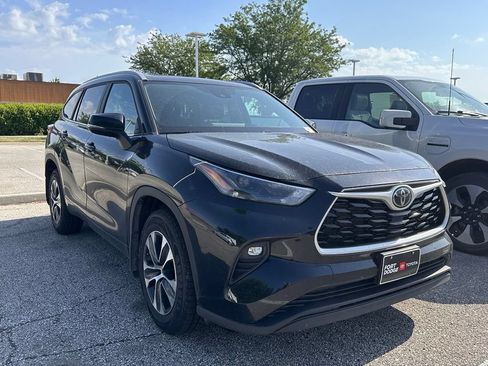 Used 2023 Toyota Highlander XLE AWD/4WD image 3