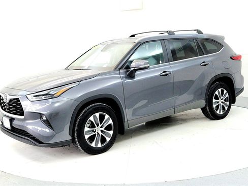 Certified 2023 Toyota Highlander XLE image 6