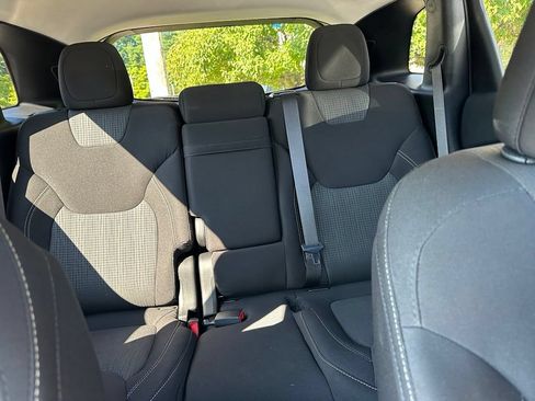 Used 2016 Jeep Cherokee Latitude w/ Cold Weather Group AWD/4WD image 16
