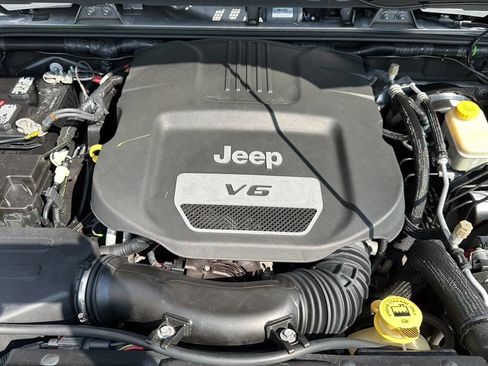 Used 2016 Jeep Wrangler Unlimited Sahara w/ Dual Top Group AWD/4WD image 26
