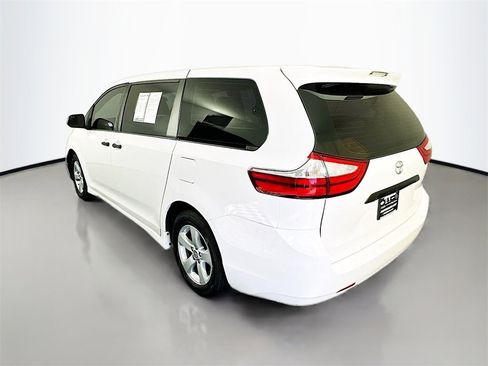 Used 2018 Toyota Sienna L image 5