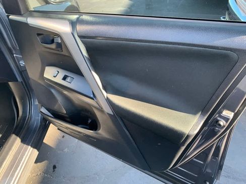 Used 2018 Toyota RAV4 LE AWD/4WD image 15