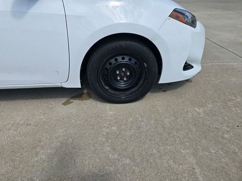 Used 2018 Toyota Corolla LE image 9