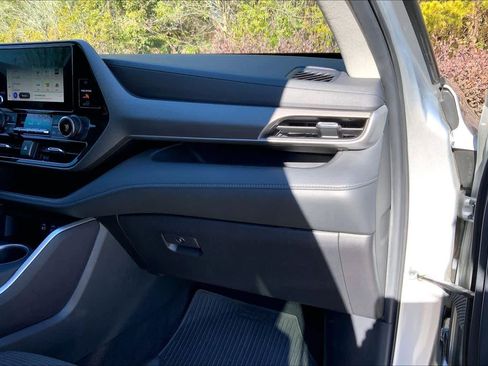 Used 2023 Toyota Highlander LE image 18