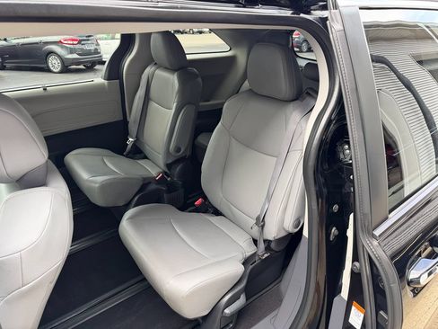 Used 2023 Toyota Sienna XLE AWD/4WD image 5