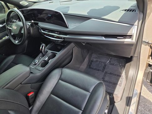 Used 2025 Cadillac XT4 Premium Luxury FWD image 18