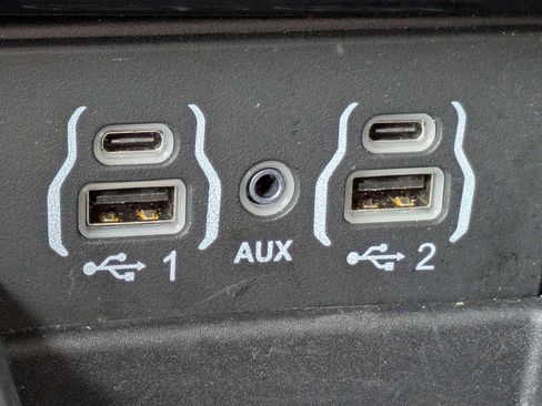 Used 2023 Chrysler Pacifica Limited FWD image 26