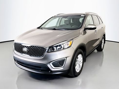 Used 2018 Kia Sorento FWD image 4