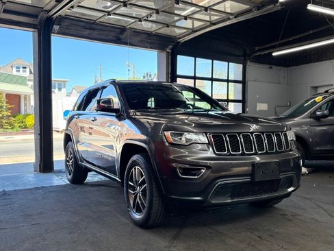 Used 2017 Jeep Grand Cherokee Limited AWD/4WD image 3
