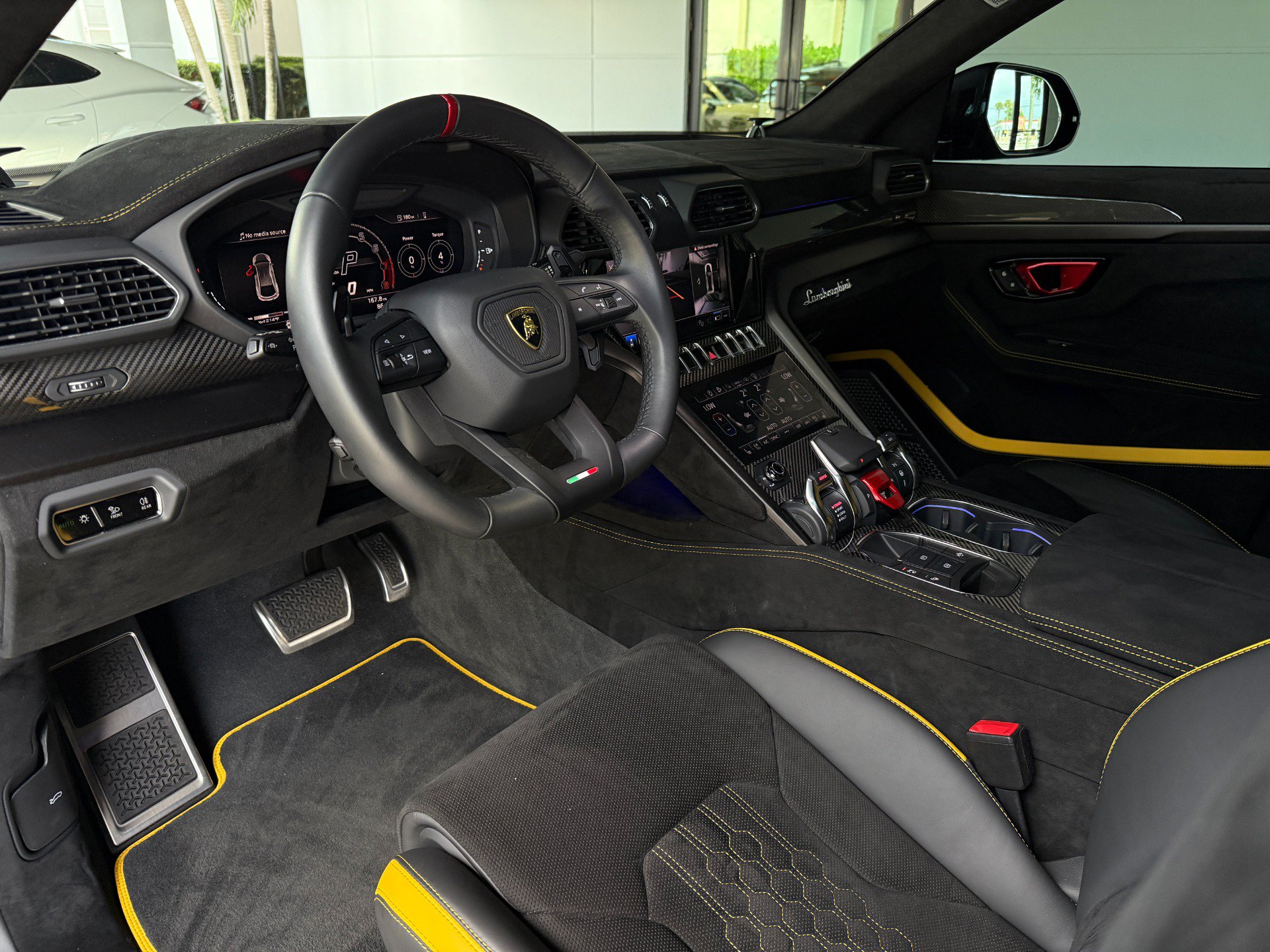 Used 2024 Lamborghini Urus Performante AWD/4WD image 22