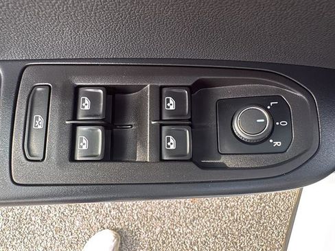Certified 2025 Volkswagen Taos S FWD image 35