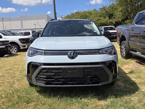 Used 2025 Volkswagen Taos SE FWD image 2
