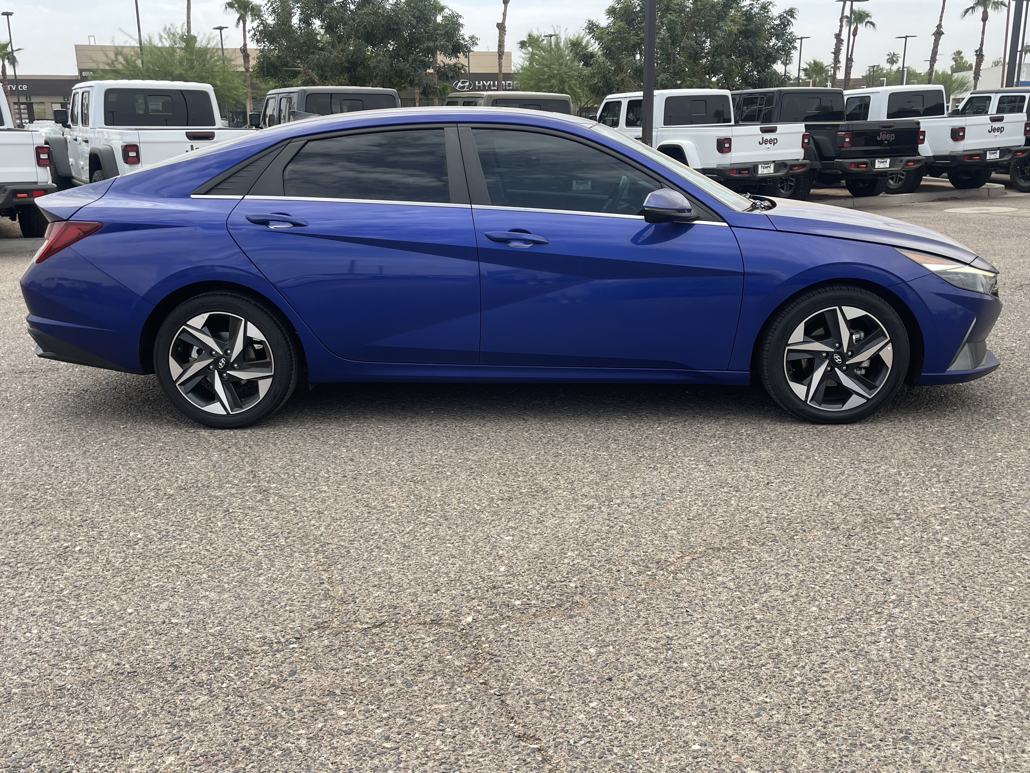 Used 2023 Hyundai Elantra Limited w/ Preferred Accessory Package FWD image 6