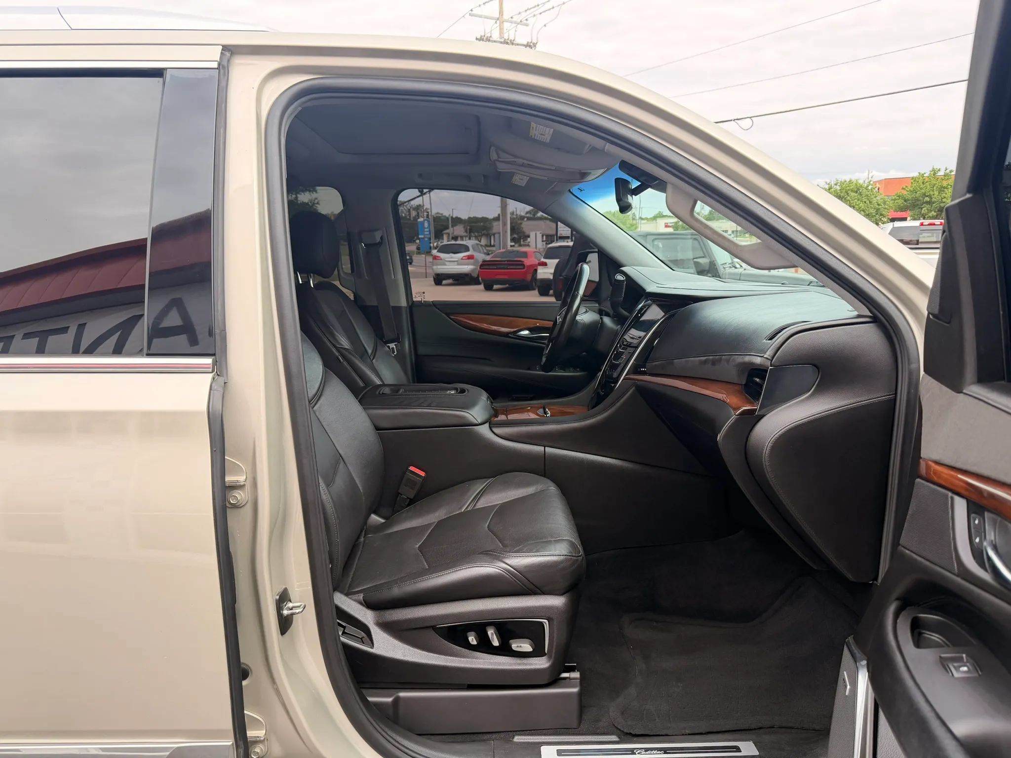 Used 2016 Cadillac Escalade Luxury AWD/4WD image 40