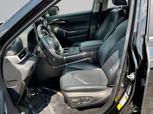 Used 2024 Toyota Highlander XLE AWD/4WD image 19