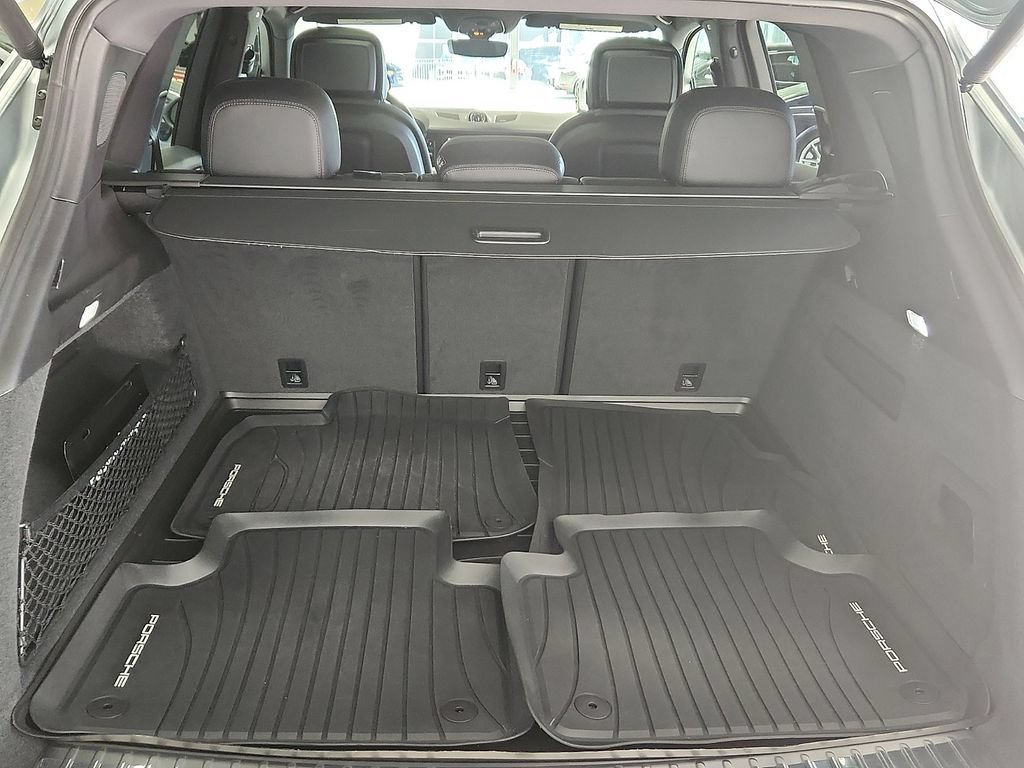 Certified 2025 Porsche Cayenne AWD/4WD image 29