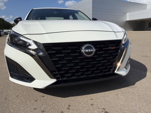 Used 2024 Nissan Altima 2.5 SR FWD image 23