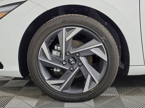 New 2025 Hyundai Elantra Limited image 35