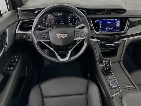 Used 2025 Cadillac XT6 Premium Luxury image 25