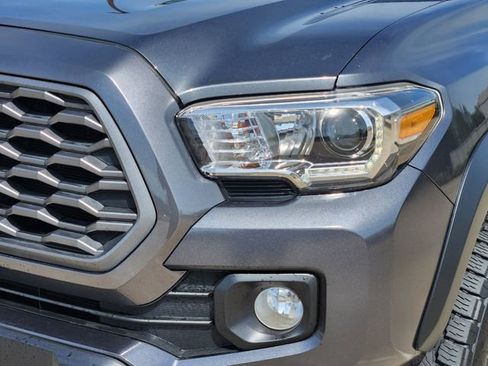 Used 2022 Toyota Tacoma TRD Off-Road w/ Technology Package AWD/4WD image 9