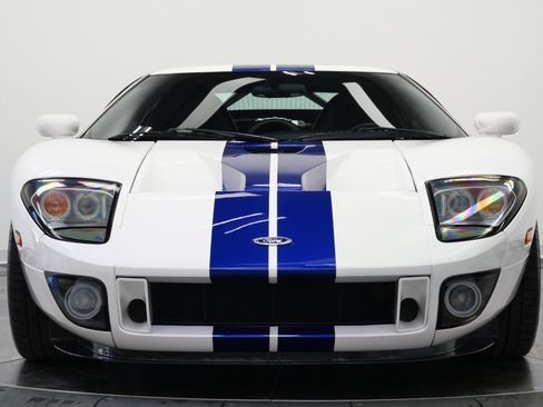 Used 2005 Ford GT RWD image 4