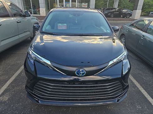 Used 2025 Toyota Sienna XLE w/ XLE Plus Package AWD/4WD image 2