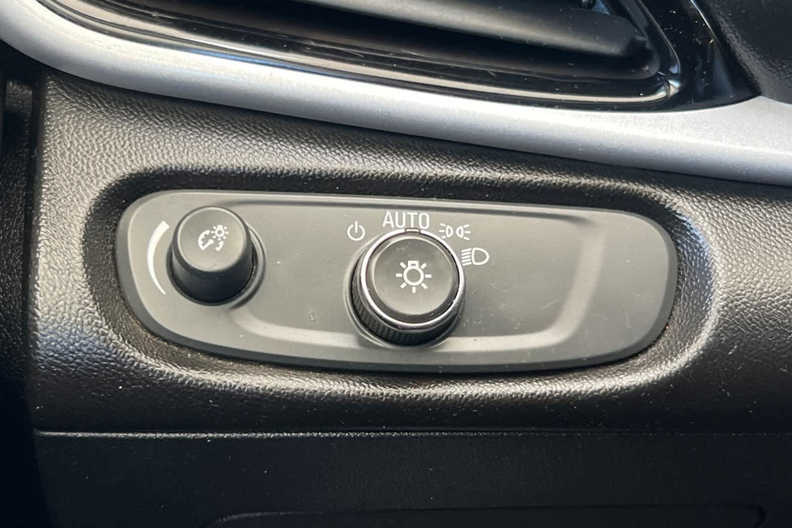 Used 2018 Chevrolet Volt LT FWD image 29