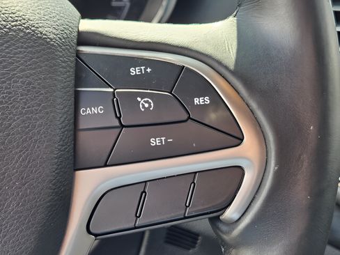 Used 2020 Jeep Grand Cherokee Laredo AWD/4WD image 21