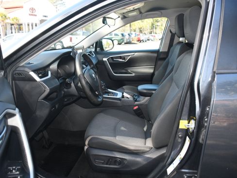 Used 2020 Toyota RAV4 XLE AWD/4WD image 4