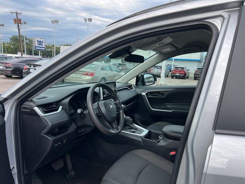 Used 2025 Toyota RAV4 LE AWD/4WD image 9