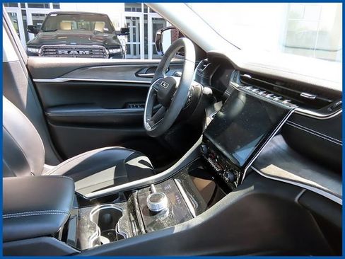Used 2023 Jeep Grand Cherokee L Limited AWD/4WD image 8