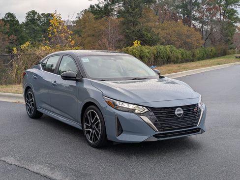 Used 2024 Nissan Sentra SR w/ SR Premium Package image 3