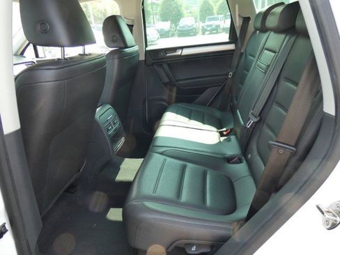 Used 2013 Volkswagen Touareg Sport image 8