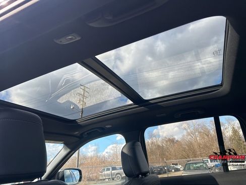 Used 2025 Jeep Grand Cherokee Limited w/ Black Appearance Package image 11