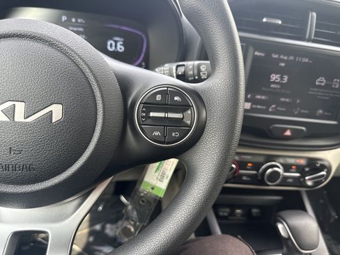 Used 2025 Kia Soul LX w/ LX Technology Package FWD image 20