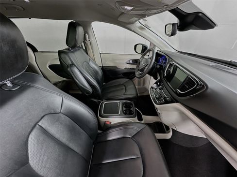 Used 2024 Chrysler Pacifica Touring-L FWD image 27