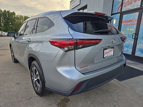 Used 2021 Toyota Highlander XLE image 7