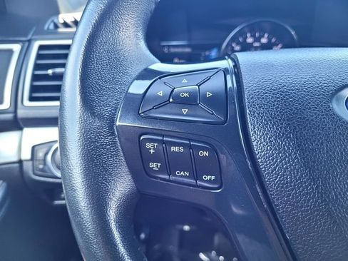 Used 2017 Ford Explorer XLT w/ Equipment Group 202A AWD/4WD image 24