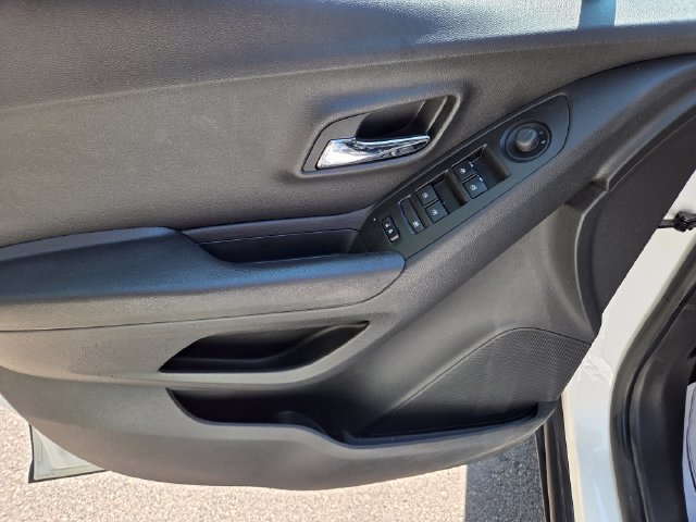 Used 2019 Chevrolet Trax LT w/ LT Convenience Package AWD/4WD image 12
