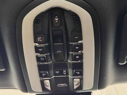 Used 2023 Porsche Macan w/ Premium Package Plus AWD/4WD image 29
