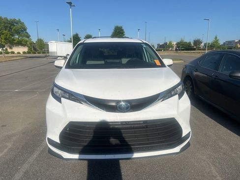 Used 2023 Toyota Sienna LE image 9