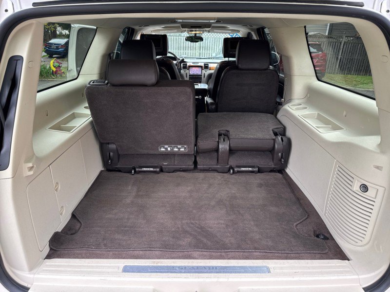 Used 2014 Cadillac Escalade ESV Platinum AWD/4WD image 35