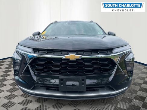 Used 2025 Chevrolet Trax LT w/ LT Convenience Package FWD image 2