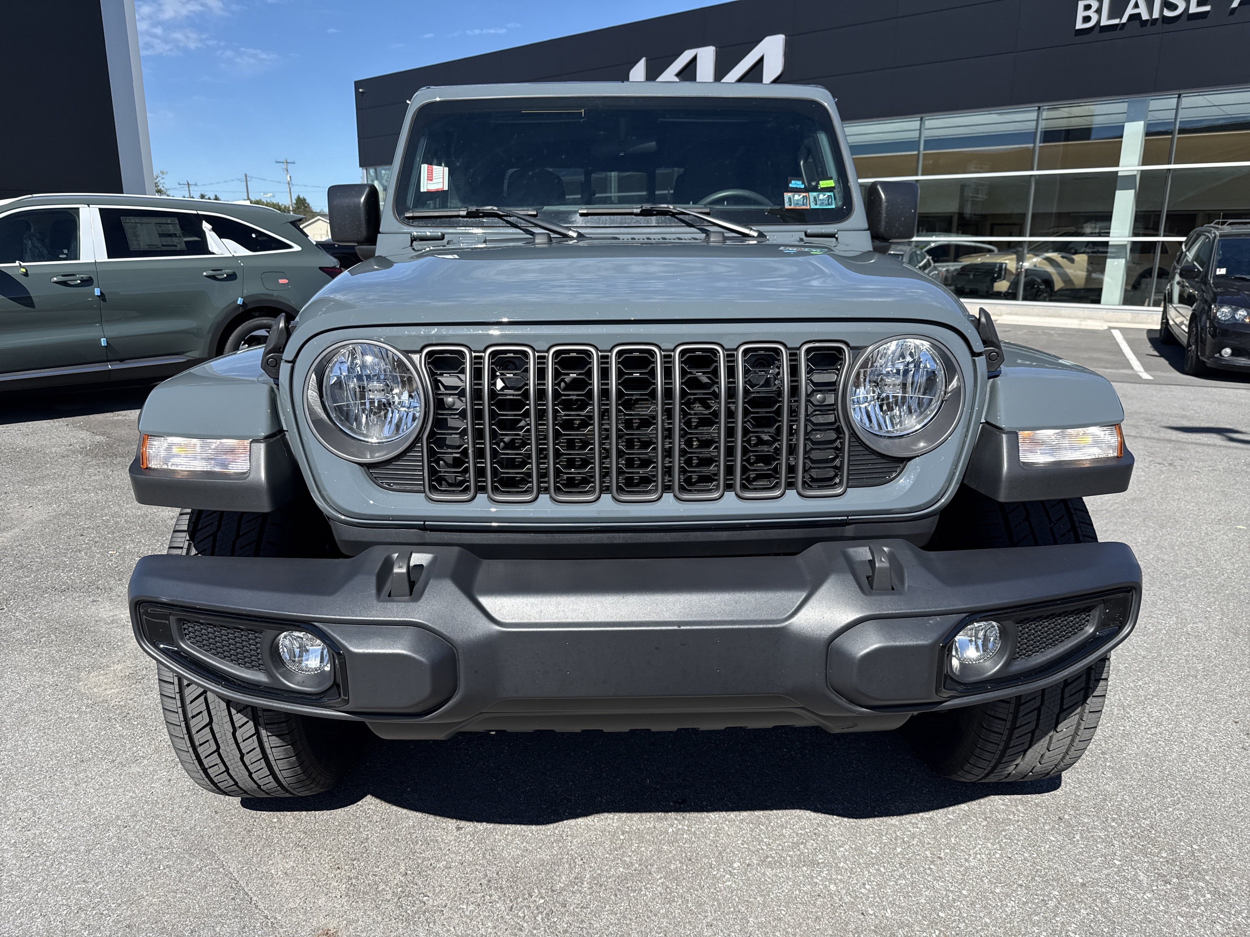 Used 2025 Jeep Gladiator Sport AWD/4WD image 9