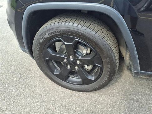 Used 2019 Jeep Grand Cherokee Laredo image 4