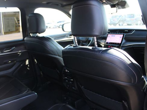 Used 2024 Jeep Grand Cherokee L Limited w/ Luxury Tech Group II image 36