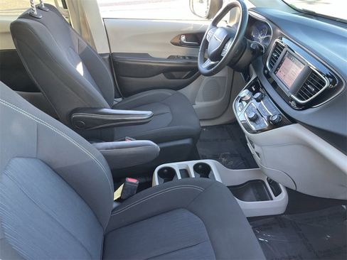 Used 2022 Chrysler Voyager LX image 10