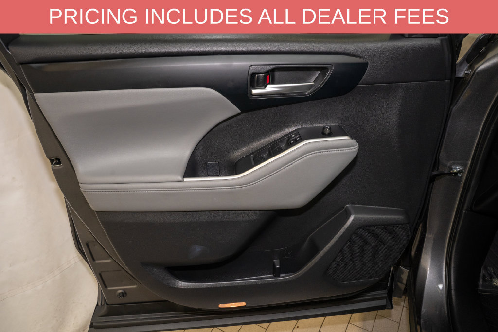 Used 2024 Toyota Highlander XLE FWD image 14